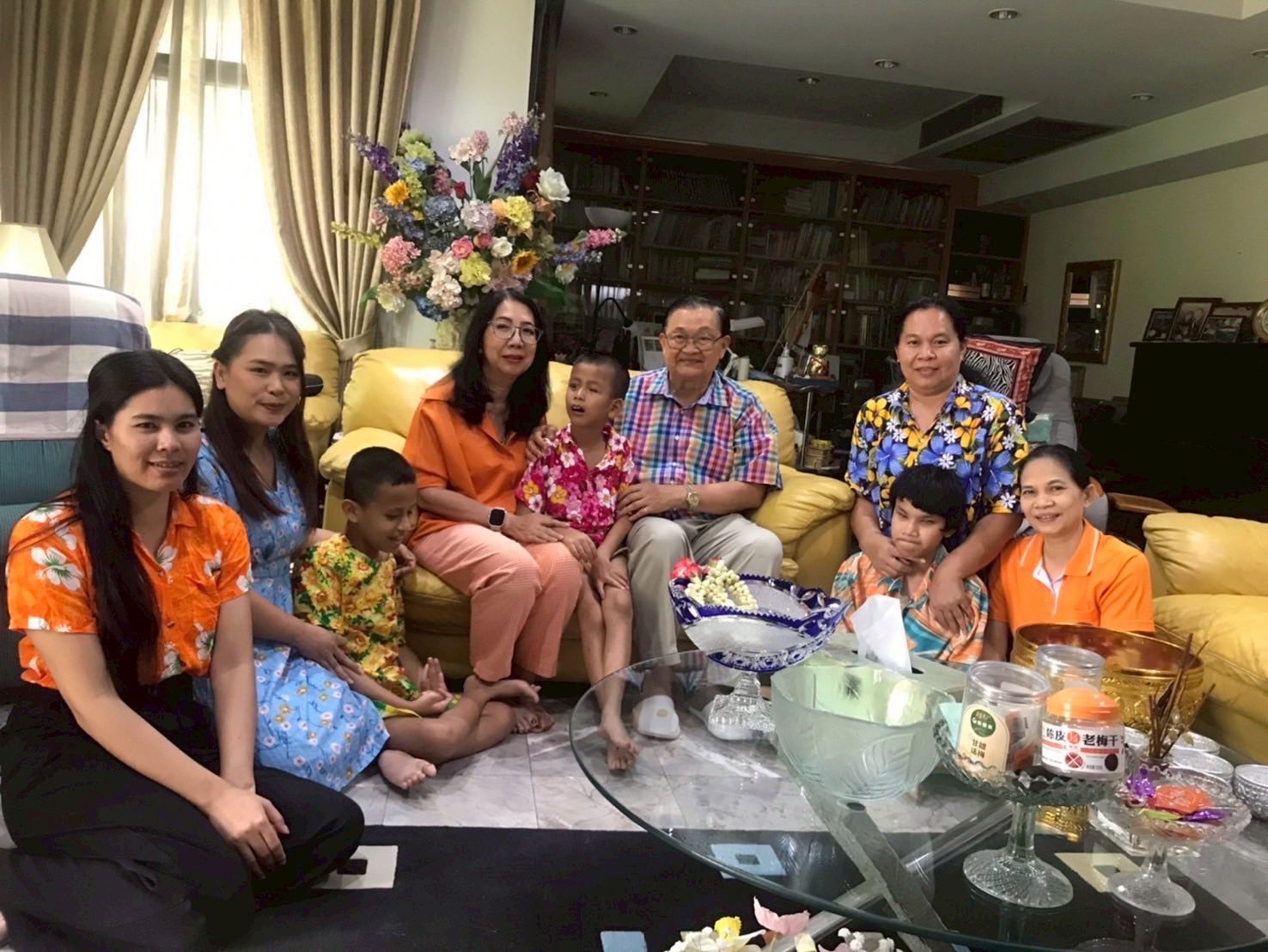 ตัวแทนครูและนักเรียน ร่วมกิจกรรม รดน้ำ ขอพร ท่านพงศ์ศักดิ์ เกษมสุวรรณ ประธานมูลนิธิธรรมิกชนเพื่อคนตาบอดในประเทศไทย ในพระบรมราชูปถัมภ์ เนื่องในวันสงกรานต์ปีใหม่ไทย